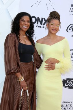 Robyn Simpson Reid, Storm Reid, ESSENCE 15. Yıldönümü Siyahi Kadınlar Hollywood Ödülleri 'nde 24 Mart 2022' de Beverly Wilshire Oteli, CA 