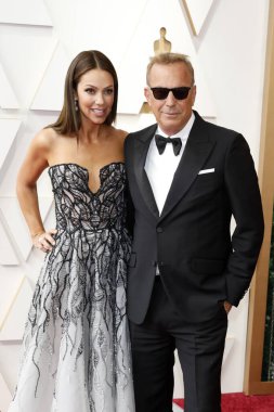 Christine Baumgartner, Kevin Costner, 27 Mart 2022 'de Dolby Tiyatrosu' ndaki 94. Akademi Ödülleri 'nde. 