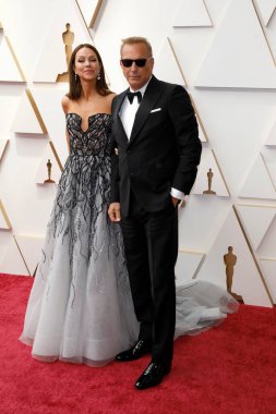 Christine Baumgartner, Kevin Costner, 27 Mart 2022 'de Dolby Tiyatrosu' ndaki 94. Akademi Ödülleri 'nde. 