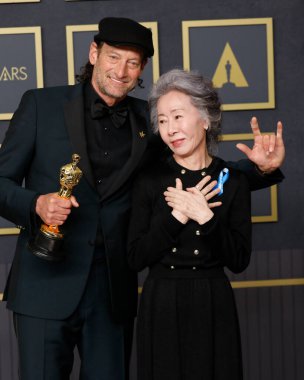 Troy Kotsur, Youn Yuh-jung 27 Mart 2022 'de Dolby Tiyatrosu 94. Akademi Ödülleri' nde.