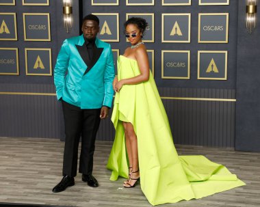 Daniel Kaluuya, H.E.R. 'den. Dolby Tiyatrosu 'ndaki 94. Akademi Ödülleri' nde 27 Mart 2022 'de Los Angeles, CA