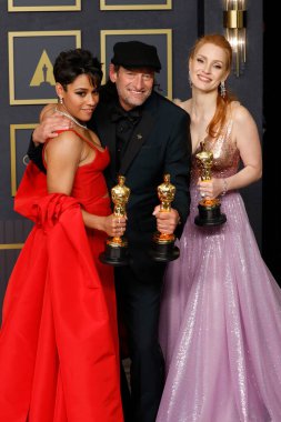 Ariana DeBose, Troy Kotsur, Jessica Chastain, 27 Mart 2022 'de Dolby Tiyatrosu' ndaki 94. Akademi Ödülleri 'nde.