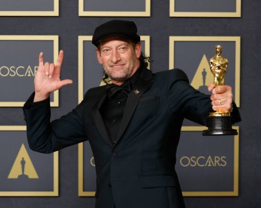 Troy Kotsur, 27 Mart 2022 'de Dolby Tiyatrosu' ndaki 94. Akademi Ödülleri 'nde.