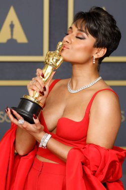 LOS ANGELES - 27 Mart 2022 'de Los Angeles' ta Dolby Tiyatrosu 94. Akademi Ödüllerinde Ariana DeBose