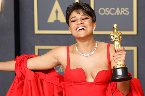 ЛОС-АНДЖЕЛЕС - 27 марта 2022 года Ариана Дебос на 94-й церемонии вручения премии "Оскар" в театре Долби в Лос-Анджелесе, Калифорния