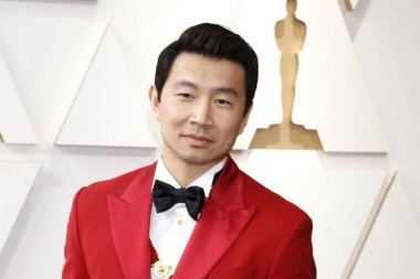 Simu Liu 27 Mart 2022 'de Dolby Tiyatrosu 94. Akademi Ödülleri' nde Los Angeles, CA