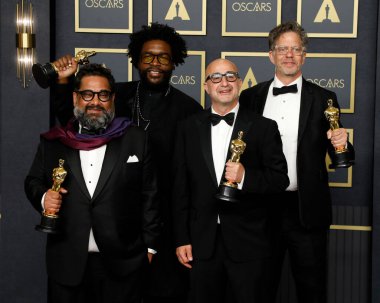 Joseph Patel, Ahmir Thompson, Questlove, David Dinerstein, Robert Fyvolent Dolby Tiyatrosu 'ndaki 94. Akademi Ödülleri' nde 27 Mart 2022 'de Los Angeles, CA