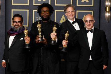 Joseph Patel, Ahmir Thompson, Questlove, David Dinerstein, Robert Fyvolent Dolby Tiyatrosu 'ndaki 94. Akademi Ödülleri' nde 27 Mart 2022 'de Los Angeles, CA