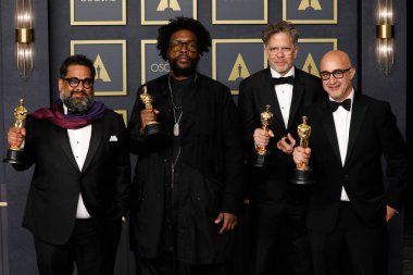 Joseph Patel, Ahmir Thompson, Questlove, David Dinerstein, Robert Fyvolent Dolby Tiyatrosu 'ndaki 94. Akademi Ödülleri' nde 27 Mart 2022 'de Los Angeles, CA