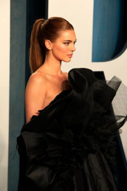 LOS ANGELES - 27 Mart 2022 'de Wallis Annenberg Sahne Sanatları Merkezi' ndeki Vanity Fair Oscar Partisi 'nde Kendall Jenner.