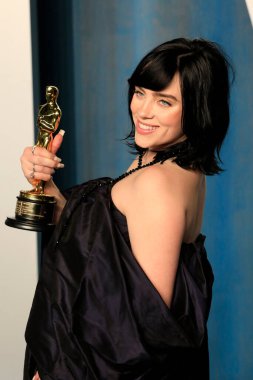 LOS ANGELES - 27 Mart 2022 'de Wallis Annenberg Gösteri Sanatları Merkezi' ndeki Vanity Fair Oscar partisinde Billie Eilish,