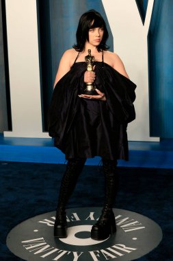 LOS ANGELES - 27 Mart 2022 'de Wallis Annenberg Gösteri Sanatları Merkezi' ndeki Vanity Fair Oscar partisinde Billie Eilish,
