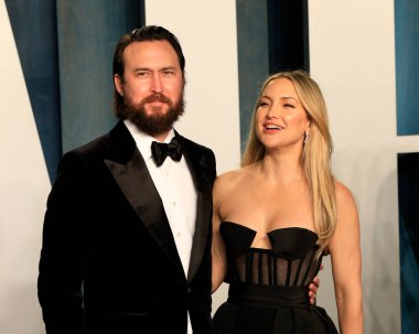 Danny Fujikawa, Kate Hudson, 27 Mart 2022 'de Wallis Annenberg Gösteri Sanatları Merkezi' ndeki Vanity Fair Oscar partisinde.