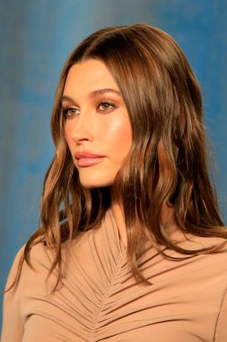 Hailey Bieber, 27 Mart 2022 'de Wallis Annenberg Sahne Sanatları Merkezi' ndeki Vanity Fair Oscar partisinde.