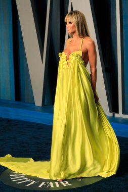 LOS ANGELES - 27 Mart 2022 'de Wallis Annenberg Gösteri Sanatları Merkezi' ndeki Vanity Fair Oscar partisinde Heidi Klum, Beverly Hills, CA