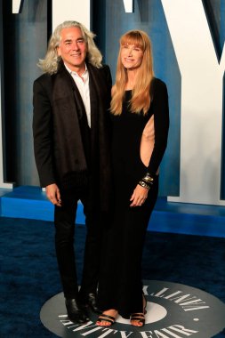 Mitch Glaze, Kelly Lynch, 27 Mart 2022 'de Wallis Annenberg Gösteri Sanatları Merkezi' ndeki Vanity Fair Oscar partisinde.