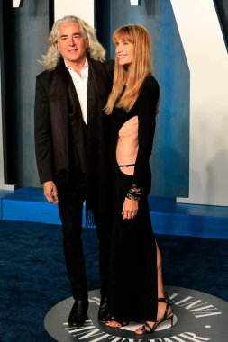 Mitch Glaze, Kelly Lynch, 27 Mart 2022 'de Wallis Annenberg Gösteri Sanatları Merkezi' ndeki Vanity Fair Oscar partisinde.