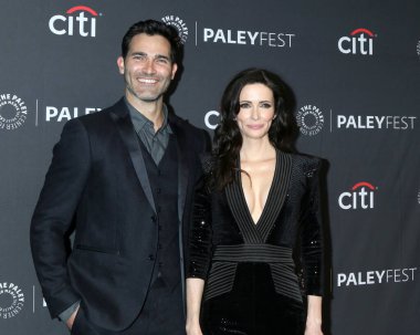 Tyler Hoechlin, Bitsie Tulloch namı diğer Elizabeth Tulloch PaleyFEST 2022 'de - Superman ve Lois Dolby Tiyatrosu' nda 3 Nisan 2022 'de Los Angeles, CA