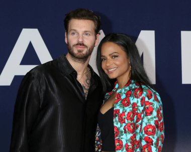 LOS ANGELES - 4 APR: Matt Pokora, Christina Milian, 4 Nisan 2022 'de Los Angeles' taki Akademi Müzesi 'ndeki Ambulans galasında