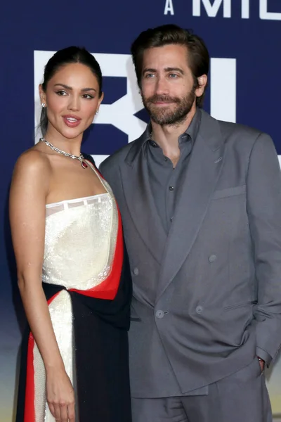 Los Angeles Apr Eiza Gonzalez Jake Gyllenhaal Tijdens Ambulance Premiere — Stockfoto