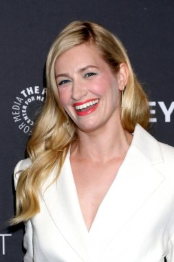 LOS ANGELES - 6 Nisan 2022 'de PaleyFest 2022' de Beth Behrs - Dolby Tiyatrosu 'nda Hayaletler ve Mahalle 6 Nisan 2022' de Los Angeles, CA