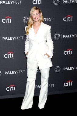 LOS ANGELES - 6 Nisan 2022 'de PaleyFest 2022' de Beth Behrs - Dolby Tiyatrosu 'nda Hayaletler ve Mahalle 6 Nisan 2022' de Los Angeles, CA