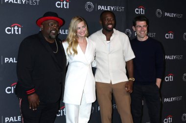 LOS ANGELES - 6 Nisan 2022 'de Cedric The Entertainer, Beth Behrs, Sheaun McKinney, Max Greenfield PaleyFest 2022' de - Dolby Tiyatrosu 'nda Hayaletler ve Mahalle