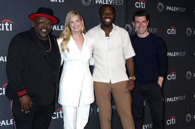 LOS ANGELES - 6 Nisan 2022 'de Cedric The Entertainer, Beth Behrs, Sheaun McKinney, Max Greenfield PaleyFest 2022' de - Dolby Tiyatrosu 'nda Hayaletler ve Mahalle