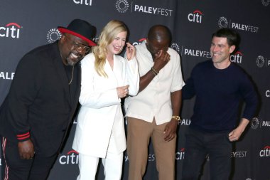 LOS ANGELES - 6 Nisan 2022 'de Cedric The Entertainer, Beth Behrs, Sheaun McKinney, Max Greenfield PaleyFest 2022' de - Dolby Tiyatrosu 'nda Hayaletler ve Mahalle