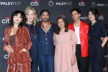 LOS ANGELES - APR 7: Poppy Liu, Jean Smart, Mark Indelicato, Lucia Aniello, Paul W Downs, Jen Statsky PaleyFest 2022 - Dolby Tiyatrosu 'nda 7 Nisan 2022