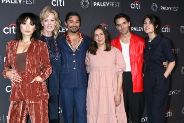 LOS ANGELES - APR 7: Poppy Liu, Jean Smart, Mark Indelicato, Lucia Aniello, Paul W Downs, Jen Statsky PaleyFest 2022 - Dolby Tiyatrosu 'nda 7 Nisan 2022