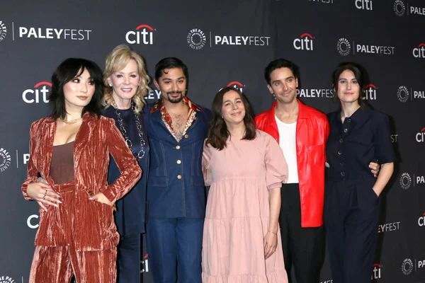 LOS ANGELES - APR 7: Poppy Liu, Jean Smart, Mark Indelicato, Lucia Aniello, Paul W Downs, Jen Statsky PaleyFest 2022 - Dolby Tiyatrosu 'nda 7 Nisan 2022