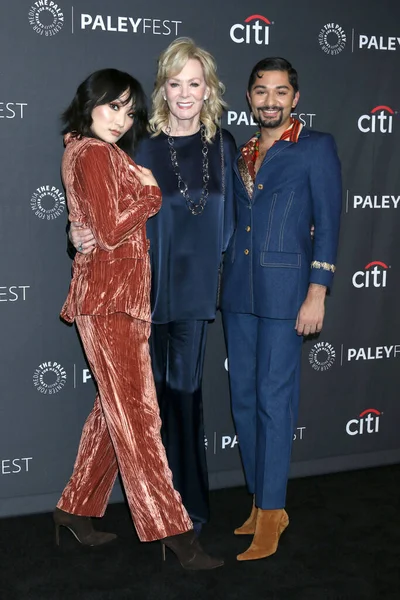 LOS ANGELES - 7 APR: Poppy Liu, Jean Smart, Mark Indelicato PaleyFest 2022 - Dolby Tiyatrosu 'nda Hack' ler 7 Nisan 2022, Los Angeles, CA