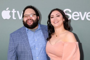 Zach Cherry, Anabella Tupaj, 8 Nisan 2022 'de Los Angeles, CA' da, Amerika Yönetmenler Birliği 'nin kıdem tazminatı gösteriminde.