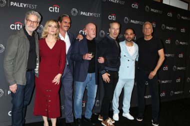 LOS ANGELES - 9 Nisan - Peter Gould, Rhea Seehorn, Tony Dalton, Johnathan Banks, Bob Odenkirk, Michael Mando, Patrick Fabian, Giancarlo Esposito PaleyFEST 2022 - 9 Nisan 2022 tarihinde Dolby Theater 'dan Saul' u arasak iyi olur.