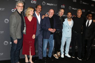 LOS ANGELES - 9 Nisan - Peter Gould, Rhea Seehorn, Tony Dalton, Johnathan Banks, Bob Odenkirk, Michael Mando, Patrick Fabian, Giancarlo Esposito PaleyFEST 2022 - 9 Nisan 2022 tarihinde Dolby Theater 'dan Saul' u arasak iyi olur.