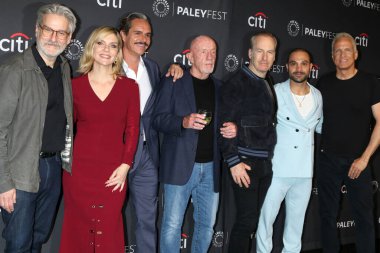 LOS ANGELES - 9 Nisan - Peter Gould, Rhea Seehorn, Tony Dalton, Johnathan Banks, Bob Odenkirk, Michael Mando, Patrick Fabian, Giancarlo Esposito PaleyFEST 2022 - 9 Nisan 2022 tarihinde Dolby Theater 'dan Saul' u arasak iyi olur.