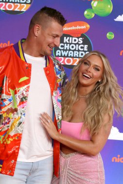 LOS ANGELES - 9 Nisan 2022 'deki Barker Hanger Çocuk Seçimi Ödülleri' nde Rob Gronkowski, Camille Kostek