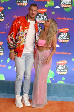 LOS ANGELES - 9 Nisan 2022 'deki Barker Hanger Çocuk Seçimi Ödülleri' nde Rob Gronkowski, Camille Kostek