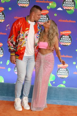 LOS ANGELES - 9 Nisan 2022 'deki Barker Hanger Çocuk Seçimi Ödülleri' nde Rob Gronkowski, Camille Kostek