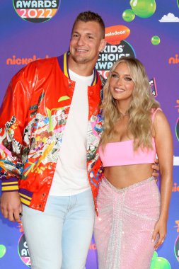 LOS ANGELES - 9 Nisan 2022 'deki Barker Hanger Çocuk Seçimi Ödülleri' nde Rob Gronkowski, Camille Kostek