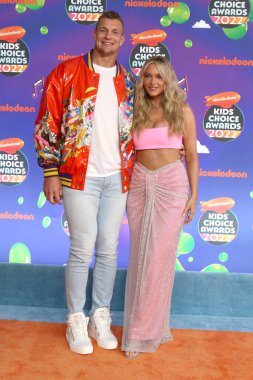 LOS ANGELES - 9 Nisan 2022 'deki Barker Hanger Çocuk Seçimi Ödülleri' nde Rob Gronkowski, Camille Kostek