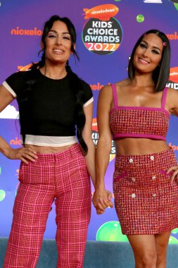 9 Nisan 2022 'de Barker Hanger' da düzenlenen 2022 Çocuk Seçimi Ödülleri 'nde Nikki Bella, Brie Bella.