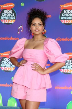 LOS ANGELES - 9 APR: 2022 Çocuk Seçimi Ödülleri 'nde Miia Harris Barker Hanger' da 9 Nisan 2022 'de, Santa Monica, CA