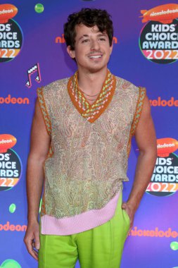 9 Nisan 2022 'de Barker Hanger' daki Çocuk Seçimi Ödülleri 'nde Charlie Puth.
