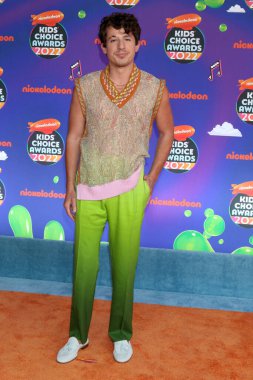 9 Nisan 2022 'de Barker Hanger' daki Çocuk Seçimi Ödülleri 'nde Charlie Puth.