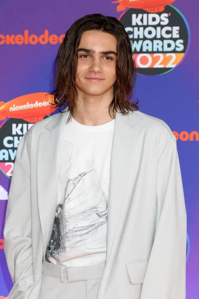 LOS ANGELES - 9 APR: 2022 Çocuk Seçimi Ödülleri 'nde Luca Luhan Barker Hanger' da 9 Nisan 2022, Santa Monica, CA