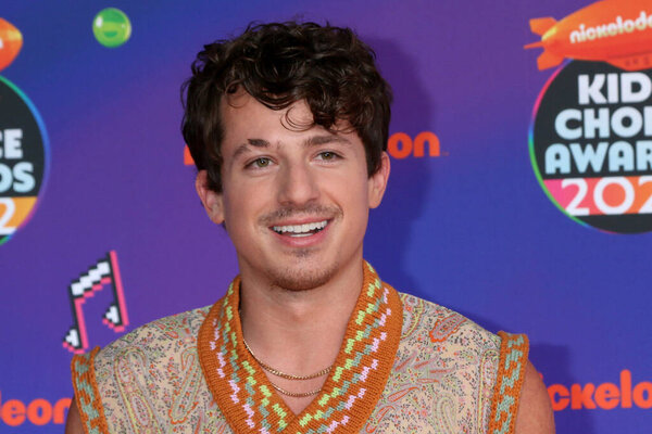 ЛОС-АНДЖЕЛЕС - APR 9: Charlie Puth at the 2022 Kids Choice Awards at Barker Hanger on April 9, 2022 in Santa Monica, CA