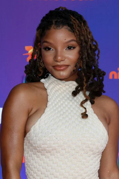 LOS ANGELES - 9 Nisan 2022 'deki Barker Hanger Çocuk Seçimi Ödülleri' nde Halle Bailey, Santa Monica, CA
