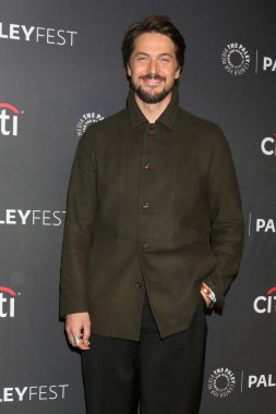 LOS ANGELES - 10 APR: Lucas Bravo PaleyFEST - Emily, Dolby Tiyatrosu 'nda 10 Nisan 2022' de Los Angeles, CA